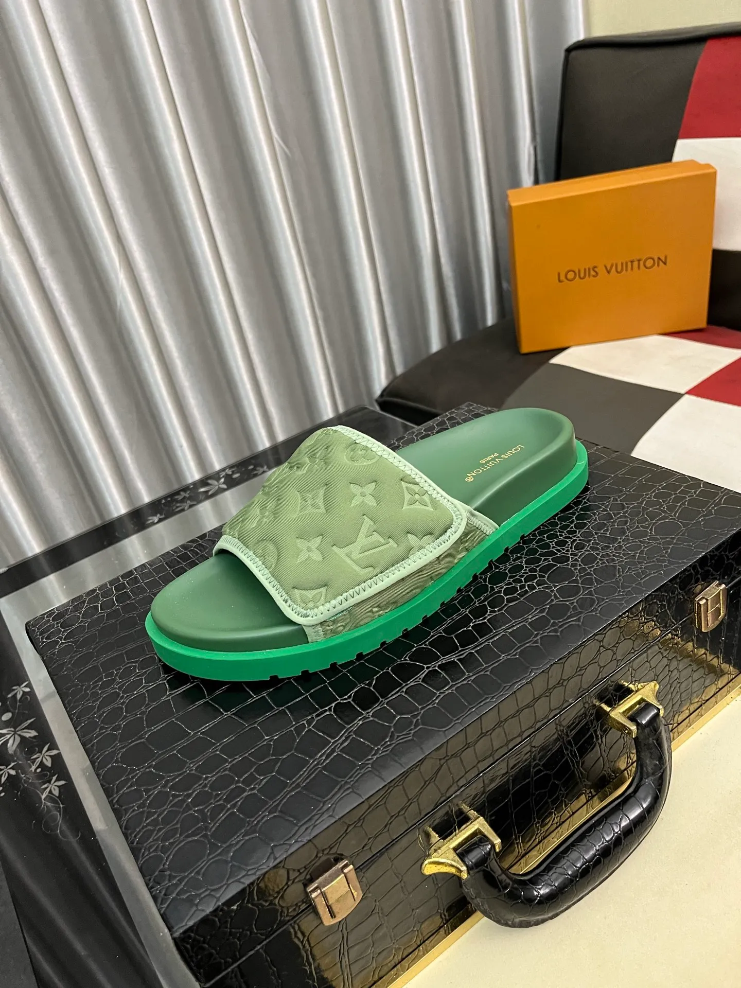 Men's men's shoes💰320⌚️⌚️[Louis Vuitton LV slippers] (high-end cowhide) counter 1:1 fashion style summer must-have! The designer used LV’s iconic outsole. The original simple slippers instantly become fashionable! The upper is made of flexible special cowhide leather straps alternately, and the workmanship is exquisite! A must-have for stylish men in summer, size 38-44